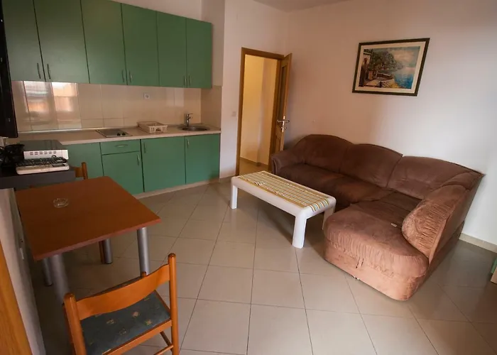 Knezovic Apartman Gradac